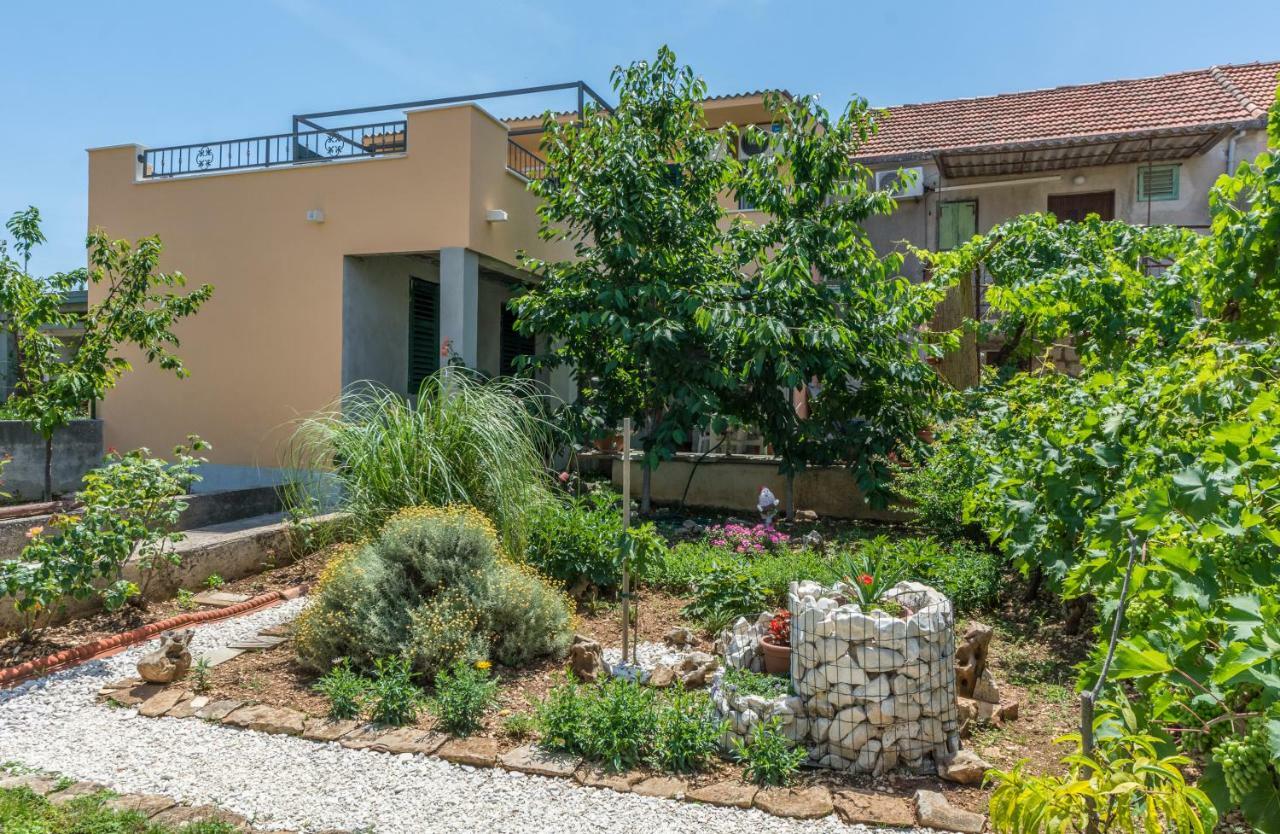 Apartment Leut With Spacious Terrace And Sea View Слатине Экстерьер фото