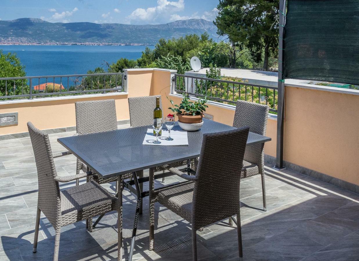 Apartment Leut With Spacious Terrace And Sea View Слатине Экстерьер фото