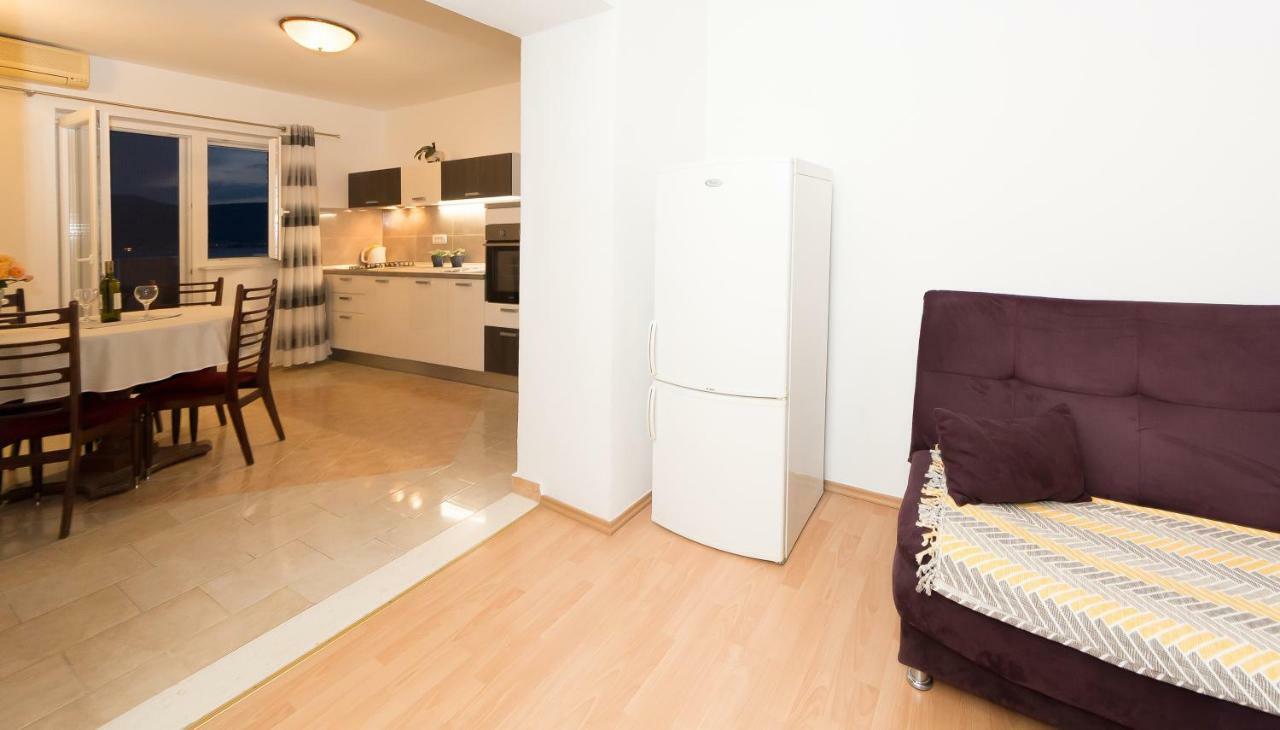 Apartment Leut With Spacious Terrace And Sea View Слатине Экстерьер фото