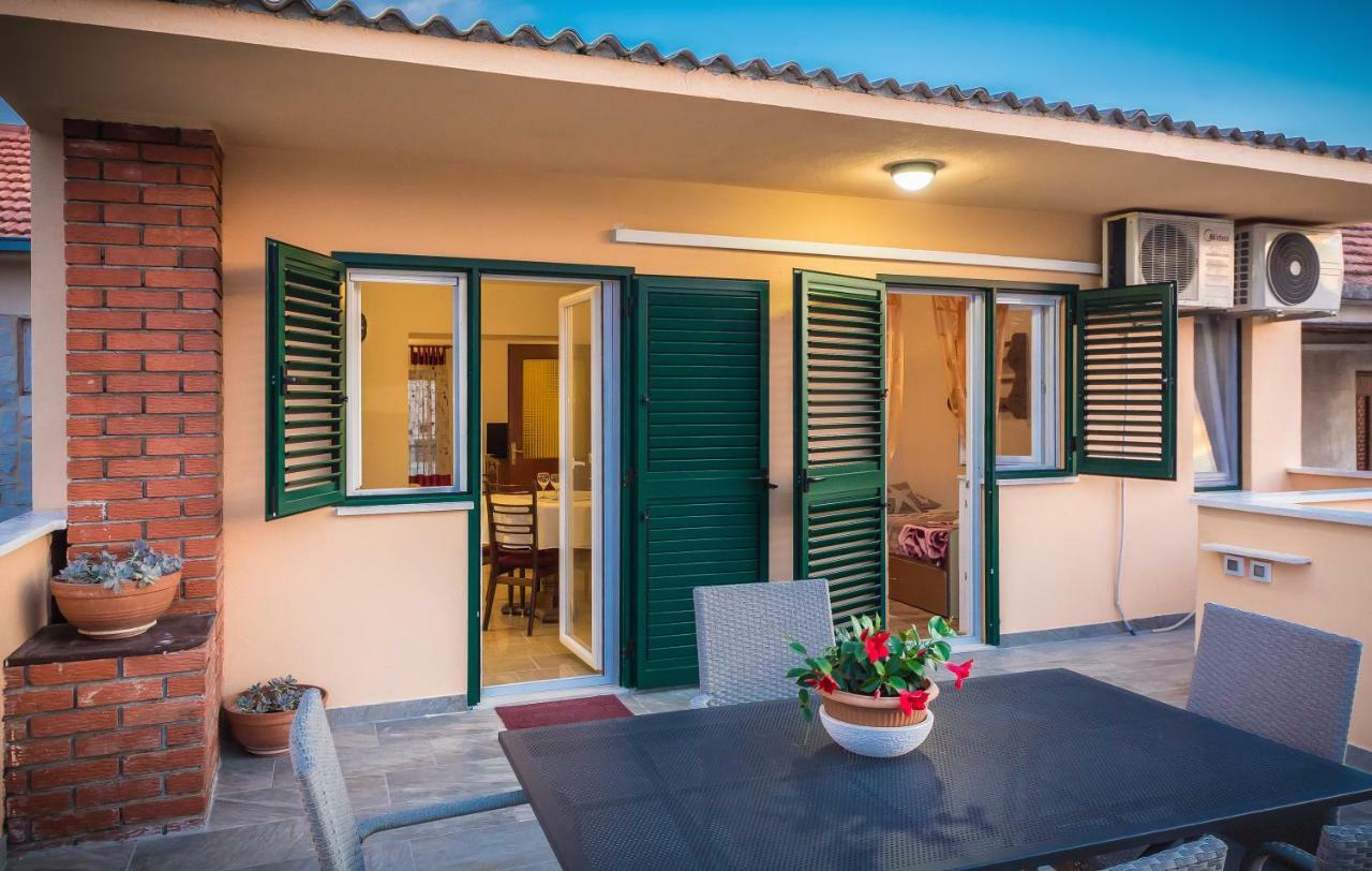 Apartment Leut With Spacious Terrace And Sea View Слатине Экстерьер фото