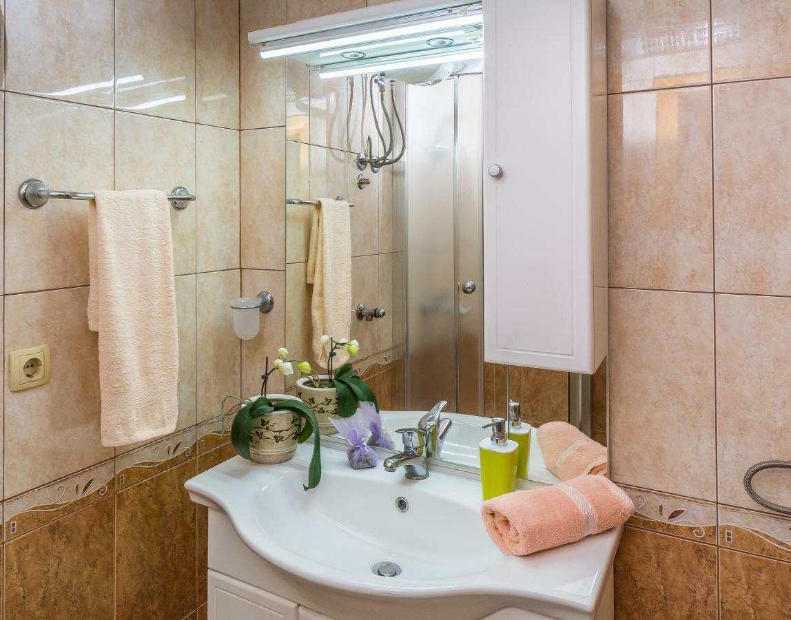 Apartment Leut With Spacious Terrace And Sea View Слатине Экстерьер фото