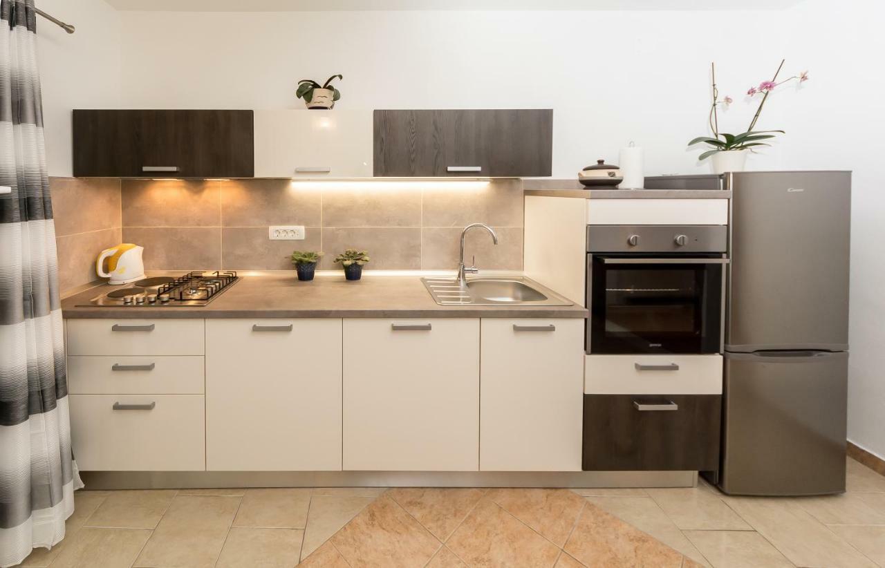 Apartment Leut With Spacious Terrace And Sea View Слатине Экстерьер фото