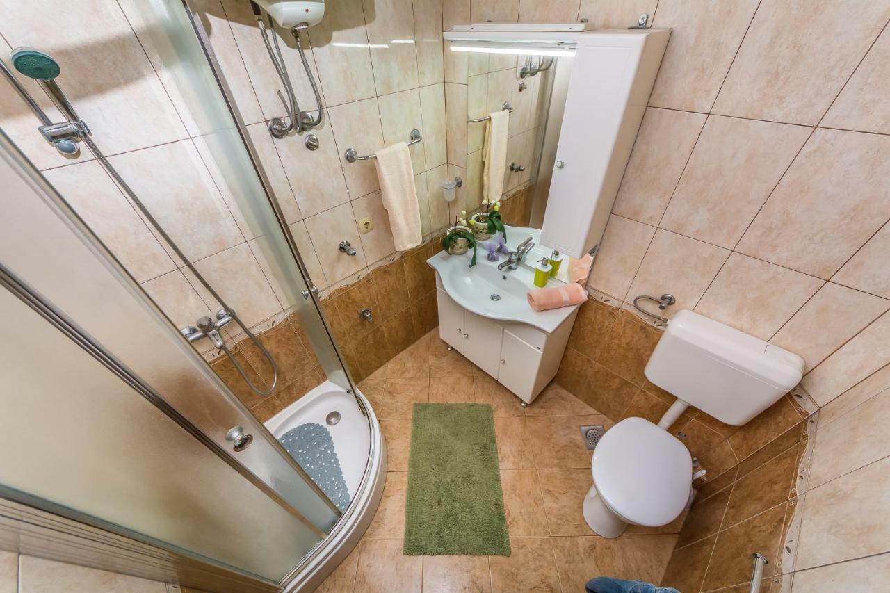 Apartment Leut With Spacious Terrace And Sea View Слатине Экстерьер фото