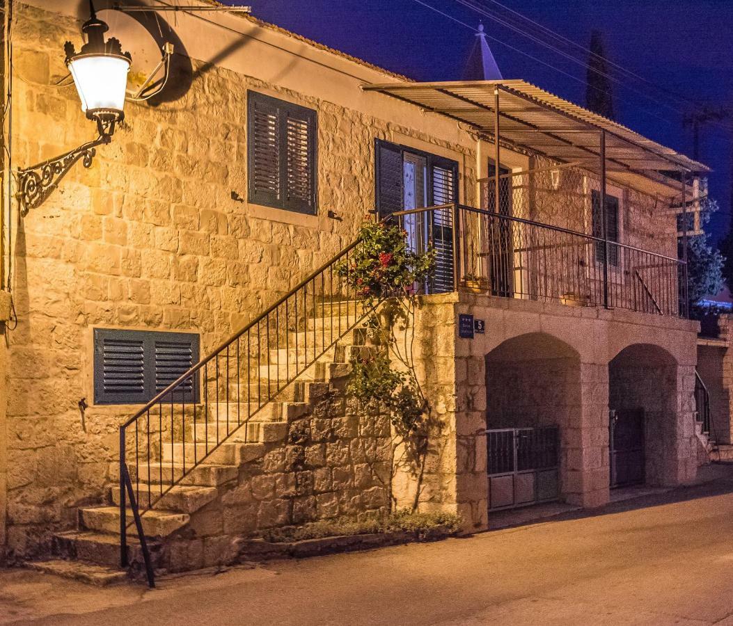 Apartment Leut With Spacious Terrace And Sea View Слатине Экстерьер фото